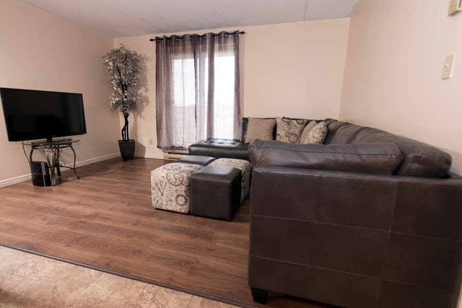 3 Bedroom Apartments - Photo 1