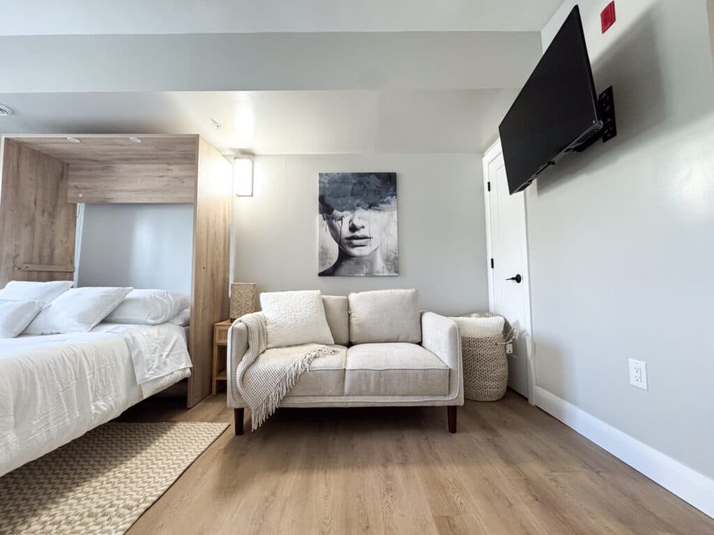 Bachelor Apartments - Photo 1